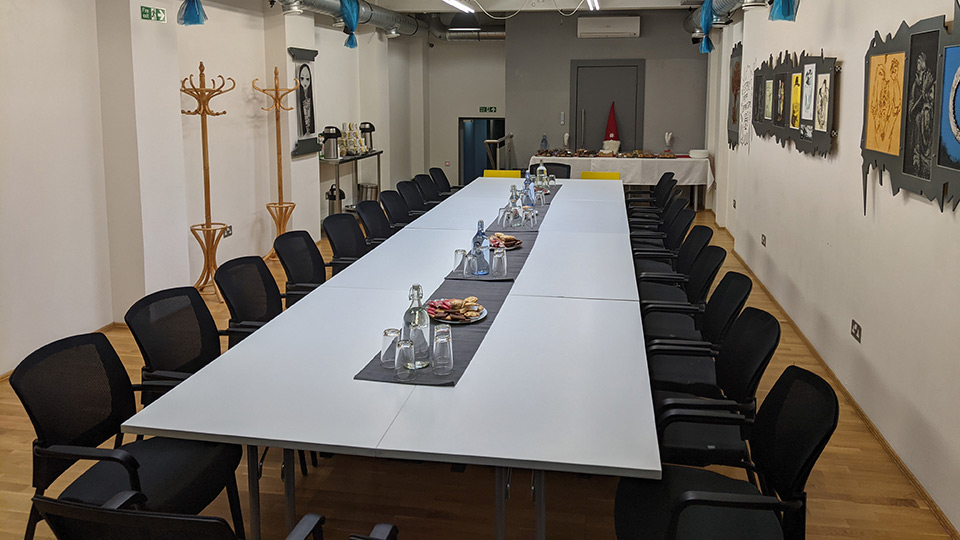 Sala de juntas con la mesa despejada antes de empezar el juego de pistas en la oficina