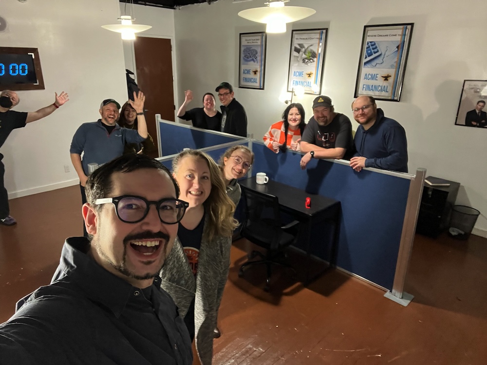 Equipo celebrando con un selfie al salir del juego de pistas de la oficina