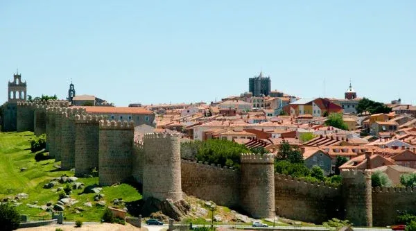 Grupo atendiendo al guía junto a la muralla de Ávila