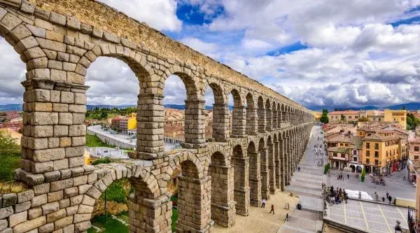 Arcos del acueducto de Segovia, escenario de la gymkana urbana de empresa