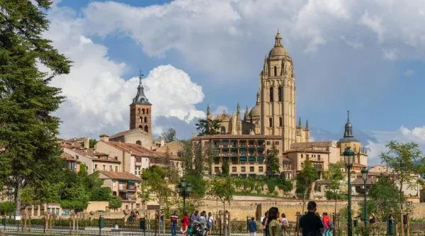 Catedral de Segovia con el grupo paseando por el parque de delante