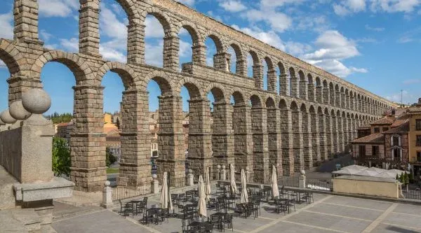 Acueducto de Segovia con las terrazas recogidas a sus pies, en el recorrido de la yincana