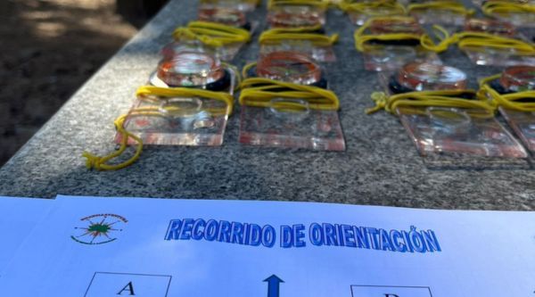 Brújulas y tarjetas de control preparadas antes de salir a la jornada de orientación