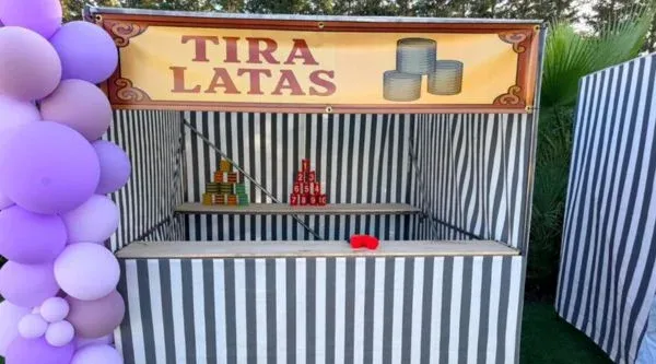 Caseta de tira-latas decorada con globos en una jornada de feria