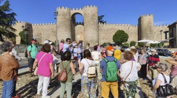 Grupo reunido ante una puerta de la muralla de Ávila
