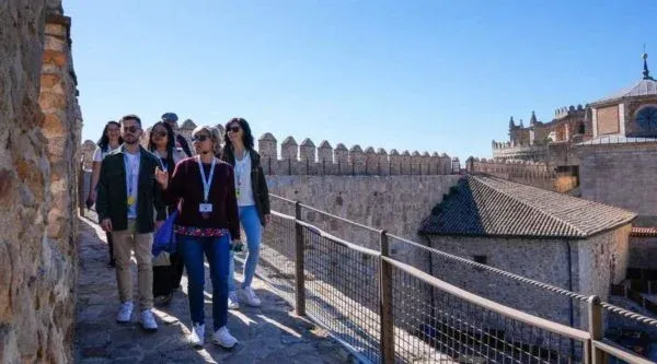 Compañeros recorriendo el adarve de la muralla de Ávila
