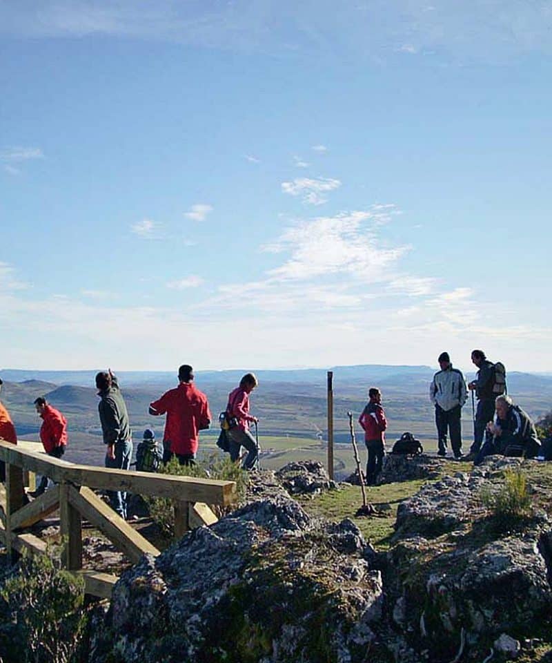 Grupo reunido en un mirador rocoso sobre el valle