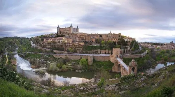 Panorámica de Toledo con el Tajo rodeando el casco antiguo por el que corre la gymkana urbana