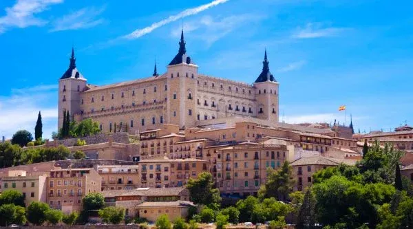 Alcázar de Toledo sobre los tejados del casco antiguo por el que discurre la yincana de empresa