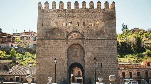 Puerta de piedra almenada del casco histórico de Toledo